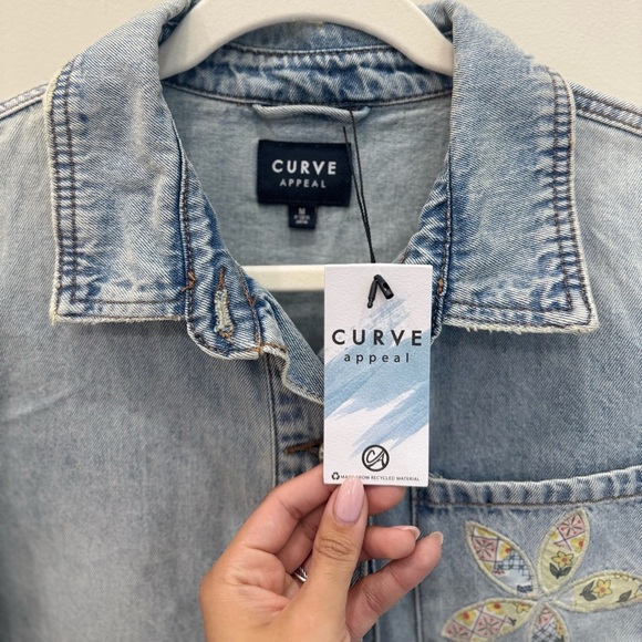 NWT Curve Appeal Light Wash Denim Jacket w/ Floral Appliqué – Size M - Picture 5 of 8